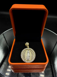 10k gold pendant Virgin Mary ￼