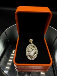 10k gold luxurious pendant